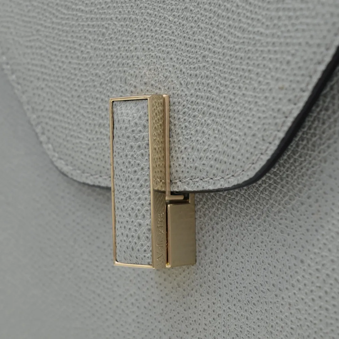 Valextra, the name of Italy's beloved horse, Iside is Val. One of extra's most iconic designs. There is no obvious logo, but the simple collective line design is very recognizable, full of architectural art, and shows a capable and intellectual style. It is made of imported palm-print lining cowhide, with up to five stitches of handwork, and the shiny oil edges test the skill of the craftsman. Small size: 22cm model 6627-1#